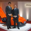 永三MOTORSティモシー・チャン会長（左）とマクラーレンのオペレーション・マネージャー名取雅裕氏（右）