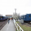 能登中島駅では約10分停車。ここでは列車を降りて、同駅で保存されている郵便車の内部を見学することができる。