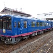 NT300形は2両が製造された。手前（穴水方）が「里山車両」を名乗るNT301、奥（七尾方）が「里海車両」のNT302になる。