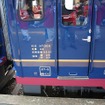 NT300形の車体には、JR西日本仕様の自動列車停止装置（ATS-SW）が搭載されていることを示す「Sw」のマークが入れられている。