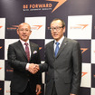 握手するビッグウェーブの服部厚司社長(右)とビィ・フォアードの山川博功社長(左)