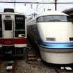 東武日光駅に停車中の100系「スペーシア」（右）。1990年から営業運行を開始しており、登場から既に20年以上が経過している。