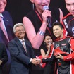 マツダ中国董事長である稲本信秀氏とジャン・ウェイ氏