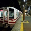 停車駅は越後湯沢・六日町・十日町・まつだい4駅で、それ以外の途中駅には停車しない。写真は十日町駅に停車中の北越急行の列車。