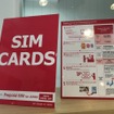 来日観光客を意識したPOP類。プリペイドSIMカードの在庫があることをアピール