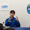 記者会見を行う油井宇宙飛行士