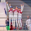 表彰式でジャンプして喜びを表現するウイナーたち。左からトレルイエ、ロッテラー、ファスラー。