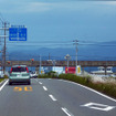 南国広域農道。交差点の向こうは土佐くろしお鉄道。背後に高知空港