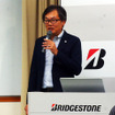 ブリヂストンプルービンググラウンド（栃木県那須塩原市）で2015年6月2日に行なわれた「梅雨直前の体験会」で解説する氷室泰雄氏（デザイン企画部長）