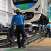 西武鉄道は6月9日に武蔵丘車両検修場で「西武・電車フェスタ2015 in 武蔵丘車両検修場」を開催。車体をジャッキで持ち上げて台車を取り付ける「台車入れ」の実演などが行われた