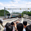 西武鉄道は6月9日に武蔵丘車両検修場で「西武・電車フェスタ2015 in 武蔵丘車両検修場」を開催。屋外では撮影会が行われ、大勢のファンが列をつくった