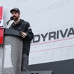 負傷療養中の現役インディカー選手、J.ヒンチクリフがスタートコマンドを担当。