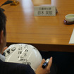 チームのヘルメットに直筆で応援メッセージを書く鈴木知事