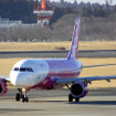 成田空港を離陸するピーチのA320