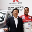 三菱自動車工業取締役社長兼COOの相川哲郎氏（左）と監督兼ドライバーの増岡浩氏