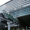 小倉駅を発車した北九州モノレールの列車。「mono SUGOCA」の導入にあわせQR券の導入と運賃値上げも実施される。