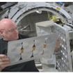 ISS「きぼう」船内に回収したFree-Space PADLES を確認する、スコット・ケリー宇宙飛行士