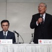 スズキ鈴木俊宏社長（左）と鈴木修会長（右）
