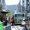 京都・四条通の四条烏丸交差点と河原町交差点の間。バスが止まるとその後続車らは動けなくなる