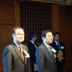 ホンダ 前社長の伊東孝紳 取締役相談役（左）と八郷隆弘 新社長