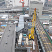 渋谷駅東口地下で進む工事の様子が7月2日公開された。写真は渋谷駅東口を見下ろした様子。この下で川の移設や広場の工事が進んでいる