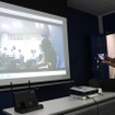 HD画質に相当する本製品の撮影映像をプロジェクターに映してのデモ展示（撮影：編集部）
