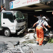 西新宿でトラック、歩道に突っ込む