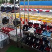 ヘルメットやブーツはサイズごとに準備されている