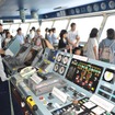 子供たちに船の魅力を...飛鳥II ブリッジでの乗務員の説明にも力が入る（20日・横浜港・大さん橋国際フェリーふ頭）
