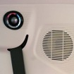 Cピラー部にはリア用スピーカーがセットされる。頭の上でサウンドが形成されてしまうのが惜しい