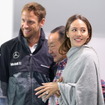 2014年F1日本GP、ピット内を訪問するジェシカさんの薬指には婚約指輪が