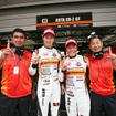 GT300でポールを獲得した#55 CR-Z陣営。左から鈴木亜久里監督、小林崇志、高木真一、土屋圭市エグゼクティブアドバイザー。