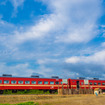 北海道らしい大空をバックに2両の赤い電車を収めることができる絶好のロケーション。