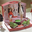 1960年代末にタカラが発売した「リカちゃんハウス」の初代モデル。左から2人目が初代リカちゃん、その右が初代ママ（50年の冒険者たち）