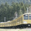「黄色い電車」は西武鉄道のイメージとして定着している。写真は新101系（2002年）。