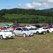 美しい高原の牧草地に集うさまざまなヨーロッパ車。ここはまるで海外の一景色のよう（東北トリコローレ2015）