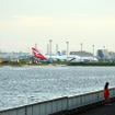 京浜島つばさ公園から羽田空港B滑走路エリアを見る