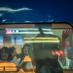 上り最終『北斗星』の発車間際、見送る人々に手を振る食堂車のクルー。『北斗星』が消えると、JRの一般営業列車の食堂車は『カシオペア』のみとなる。