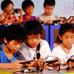 武蔵野大学（東京都江東区有明）で8月22日に開催された「マイクラキッズフェス」。参加した親子たちは“PS Vita”でマインクラフトに熱中した