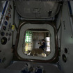 搭載物資の写真を撮る油井宇宙飛行士
