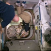 「こうのとり」5号機の補給キャリア与圧部のハッチを開ける油井宇宙飛行士