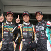 GT300ポールの#2 高橋、加藤、濱口（左から）。