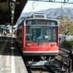 箱根登山鉄道は2000形2005＋2006編成にヘッドマークを取り付ける。写真は2005＋2006編成と同型の2001＋2002編成。