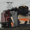 青森県の弘南鉄道でこのほど、子どもたちがラッセル車キ100形にラッピングを施すイベントが開かれた。電気機関車ED333に押されて走るキ100形