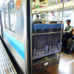 日曜日の朝9時台、伊豆急下田行き電車（伊豆急8000系）の車内。西武の特急車両で使われたクロスシートが海側に