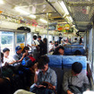 日曜日の朝9時台、伊豆急下田行き電車（伊豆急8000系）の車内。西武の特急車両で使われたクロスシートが海側に