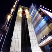 銀座ソニービルの壁面を疾走するアウディTT