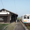 フラワー長井線の西大塚駅。石造谷積のホームも残る。