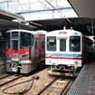 可部線では105系電車（右）などが使用されているが、10月3日以降は227系（左）も運行される。