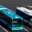 東京都は都心部と臨海副都心を結ぶBRTの運行事業者に京成バスを選んだと発表。写真は京成バスが千葉県の幕張新都心で運行する連節バス（左）と一般のバス
